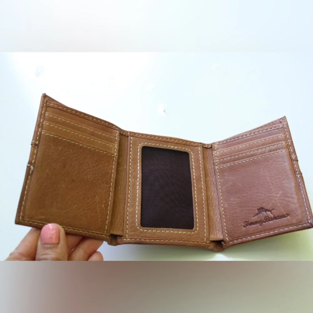 NWOT Tommy Bahama wallet